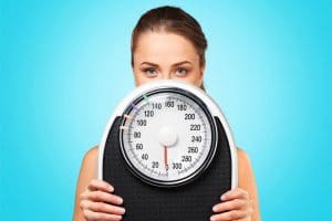 Estou acima do peso, preciso emagrecer antes de fazer uma cirurgia plástica?